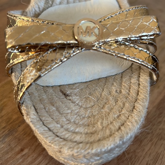 Michael Michael Kors NWT Josie Wedge Sandal Metallic Leather Pale Gold Size 5M - Picture 5 of 6